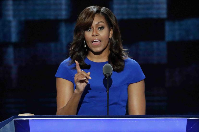 Michelle Obama volvió a demostrar sus dotes de oradora y recibió una gran ovación por su discurso, en el que aludió, sin mencionarlo directamente a Donald Trump. (AP)