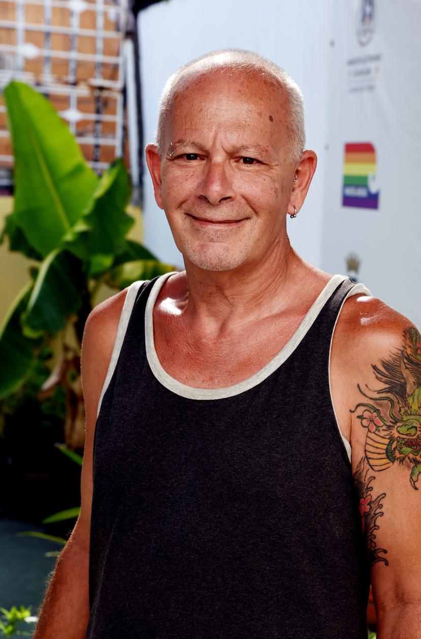 Douglas Brown, de 63 años, comparte su historia como hombre gay y paciente de cáncer que se ha beneficiado de los servicios de Waves Ahead, en el centro de San Juan, Puerto Rico.