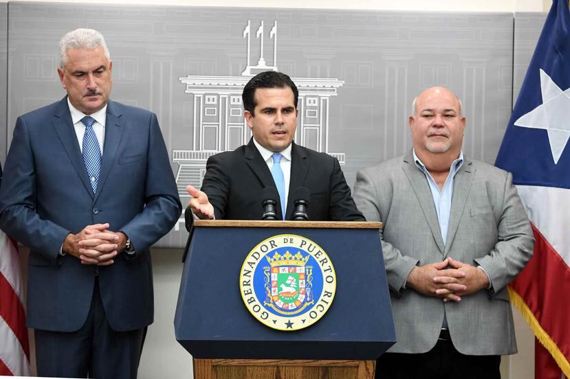 Thomas Rivera Schatz (izq.) y Carlos "Johnny" Méndez se reunieron esta noche con el gobernador Ricardo Rosselló en La Fortaleza.
