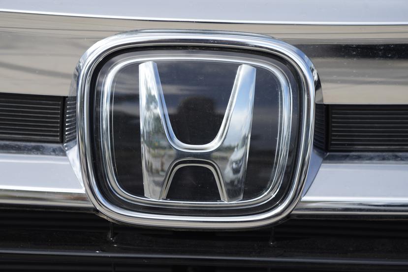 El logo de Honda en la parrilla de una guagua todoterreno Pilot 2021.