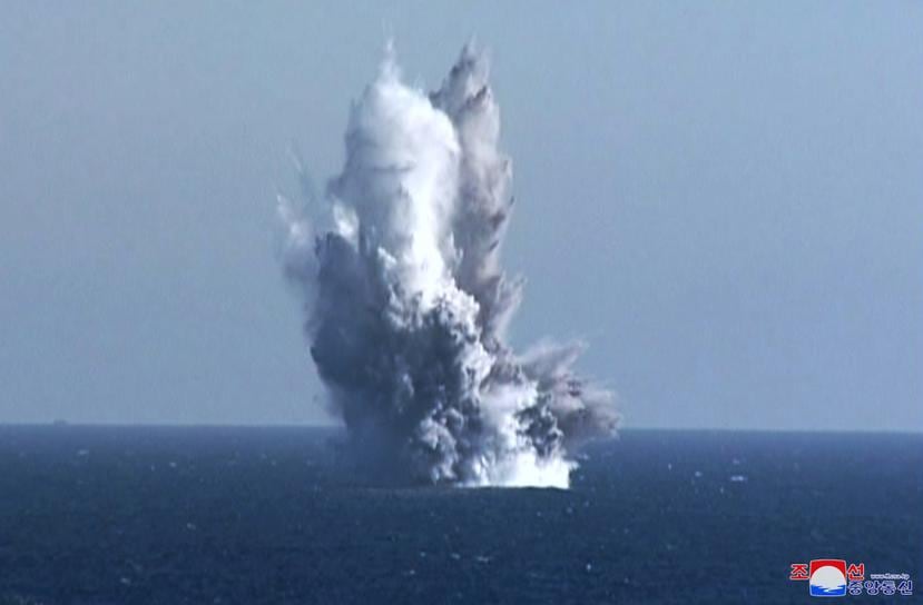 Una foto difundida por la Agencia Central de Noticias de Corea del Norte (KCNA) muestra la prueba del dron de ataque nuclear submarino en las aguas de la costa del condado de Riwon, Corea del Norte.