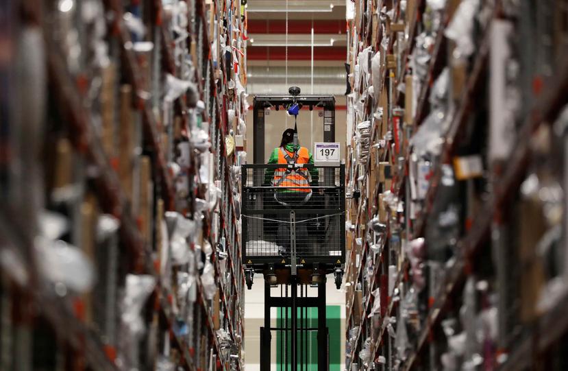 Un empleado de la multinacional estadounidense del comercio electrónico, Amazon, trabaja en un centro de distribución de Werne, en Alemania. (Agencia EFE)