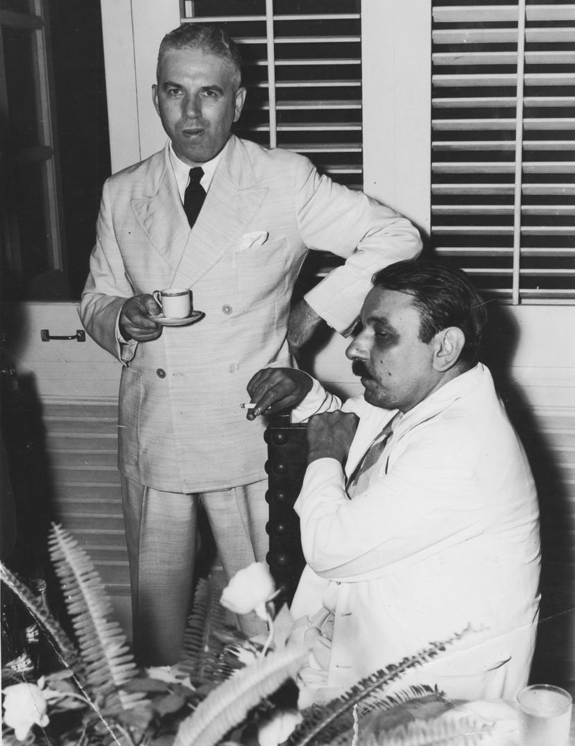 Rexford G. Tugwell, último gobernador estadounidense en la isla, y Luis Muñoz Marín.