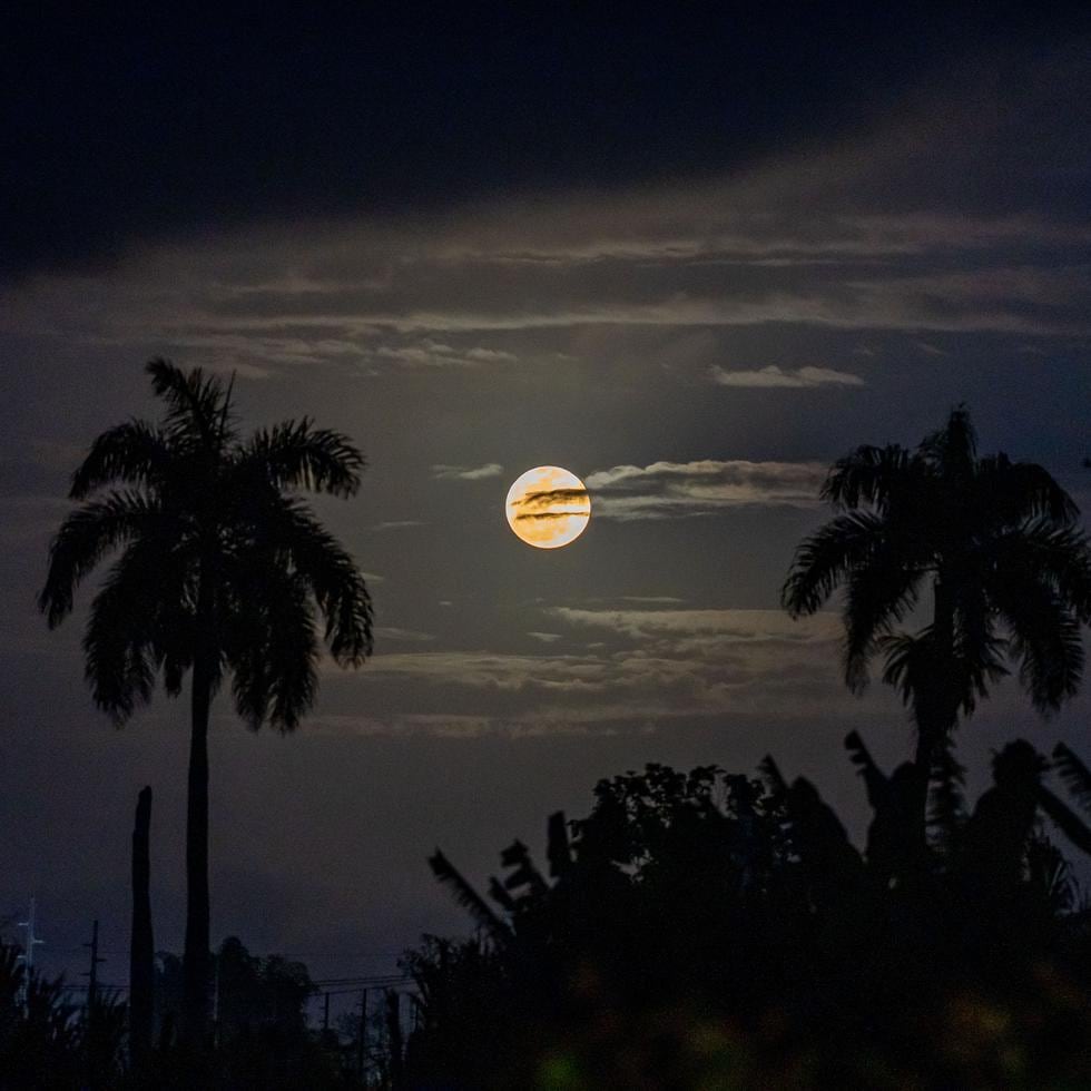 Luna llena desde el pueblo de Las Piedras.