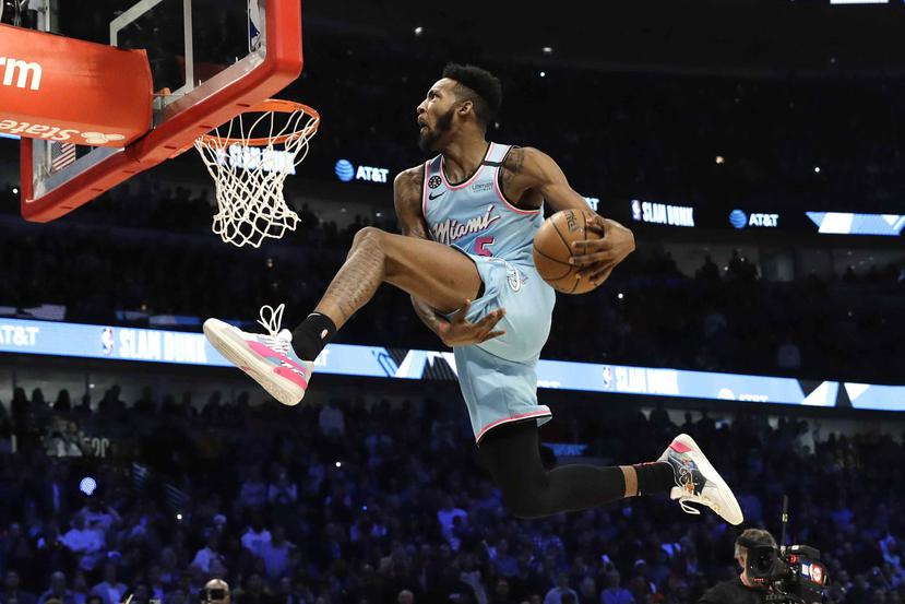 Derrick Jones, del Heat de Miami, salta hacia la cesta durante el concurso de volcadas de la NBA. (AP)