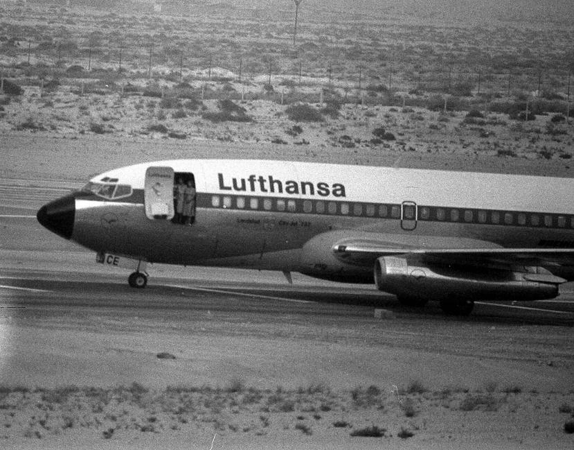 En esta fotografía del 15 de octubre de 1977, se muestra al Boeing 737 de Lufthansa en Dubai, Emiratos Árabes Unidos. El avión fue secuestrado hace 40 años en lo que se conoce como el "Otoño Alemán". (Archivo / AP)