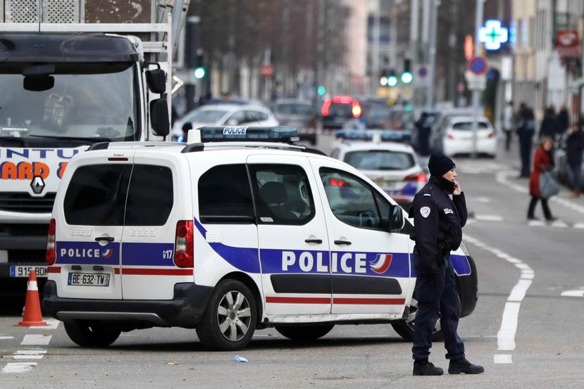La Policía francesa llevan a cabo una operación antiterrorista en el barrio de Neudorf, en Estrasburgo, Francia. (EFE)