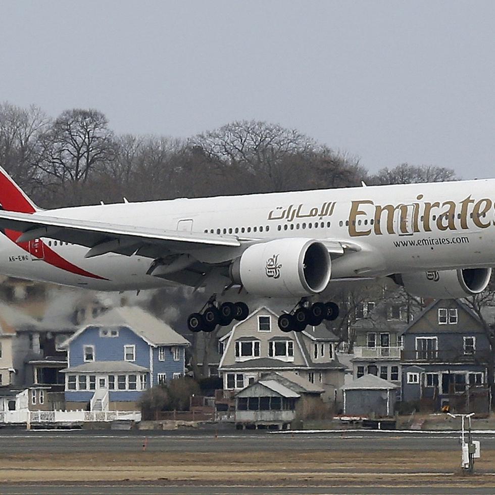Un avión Boeing 777 de Emirates Airlines aterriza en el aeropuerto internacional de Logan, en Boston.