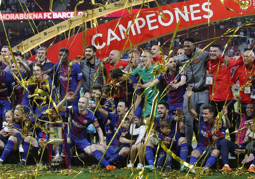 El Barcelona celebra con la Copa del Rey. (AP)
