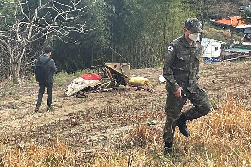 Los escombros de la colisión del avión de entrenamiento KT-1 de la Fuerza Aérea de Corea del Sur se ven en un campo en Sacheon, Corea del Sur.
