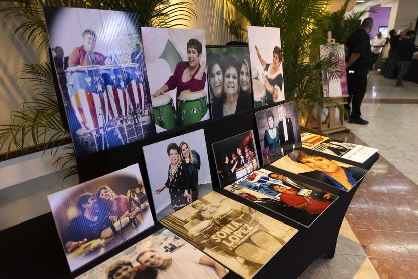 Los ciudadanos pudieron hacer un recorrido sobre la amplia trayectoria de Sonia López a través de una memorabilia de la conguera, que incluía un sinnúmero de fotografías.
