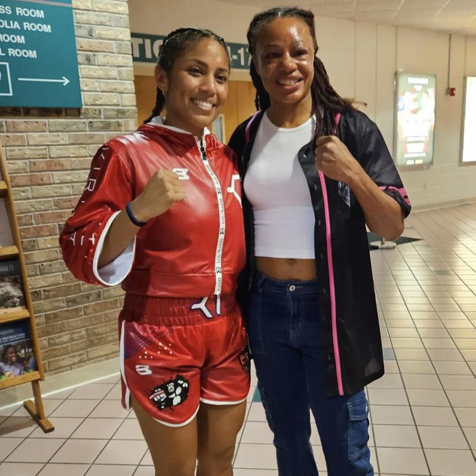 Kiria Tapia (izquierda) derrotó a Carisse Brown (derecha) por decisión dividida.
