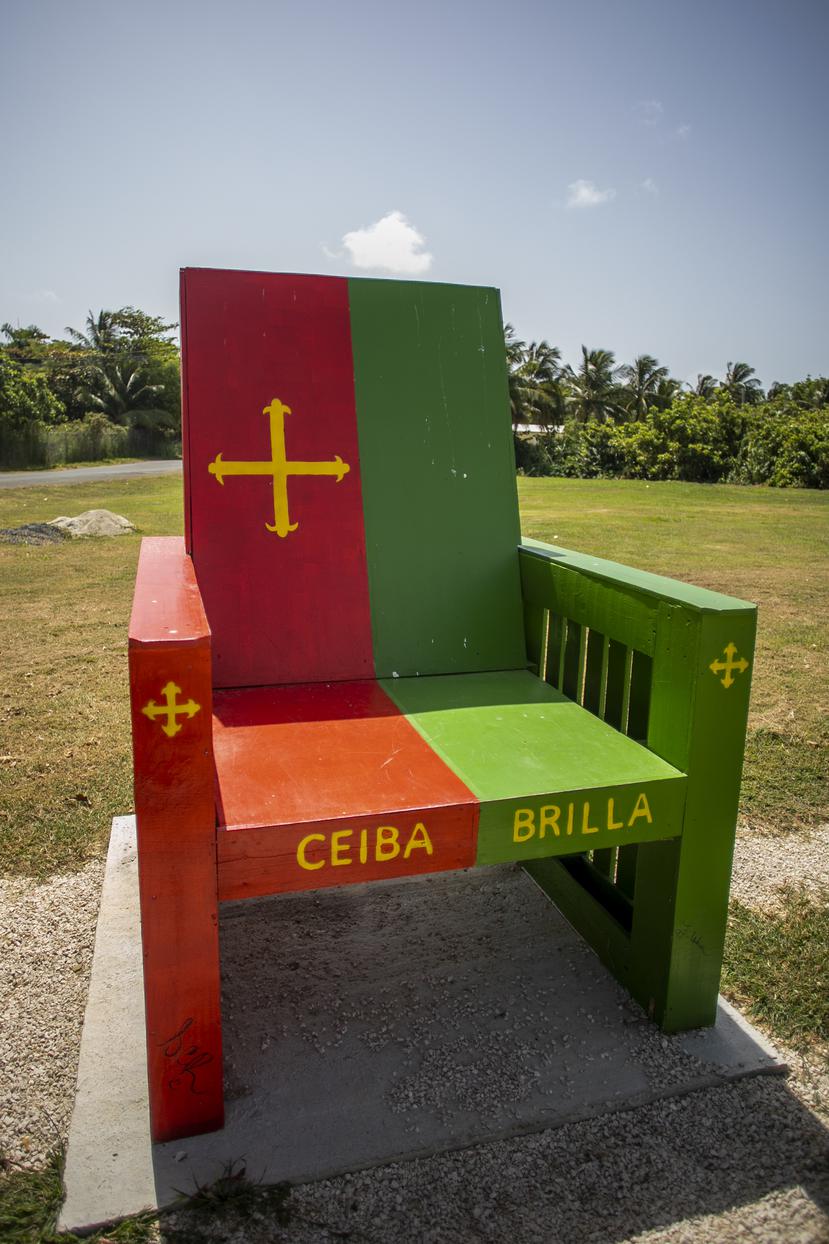 La silla con los colores de la bandera del “pueblo de los come sopas”. (Xavier García / El Nuevo Día)