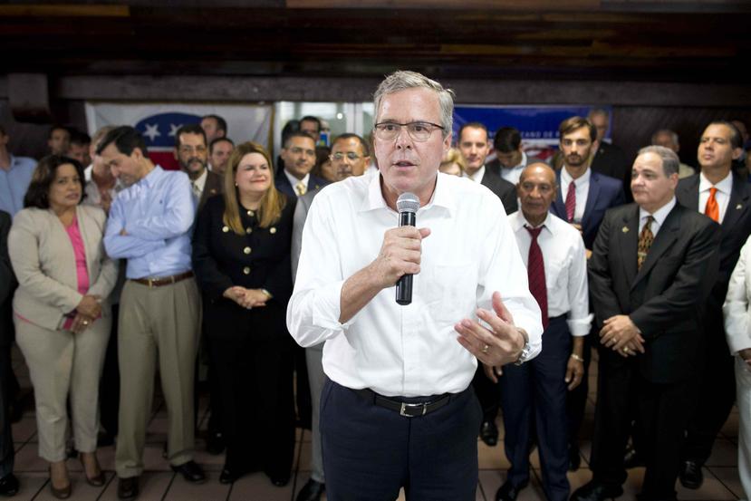 Durante su breve alocución en el coliseo bayamonés, y antes de comenzar a saludar, Bush estuvo flanqueado por una línea de líderes del Partido Nuevo Progresista.