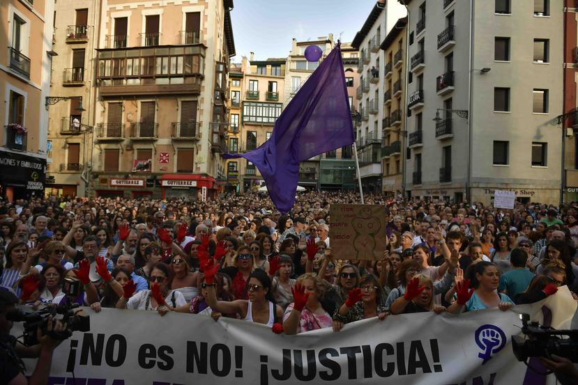 Mujeres sostienen un letrero durante una manifestación en la Plaza del Ayuntamiento de Pamplona. (AP)