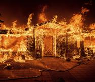 Las llamas consumen una casa en el condado de Mariposa, California, el sábado 23 de julio de 2022.