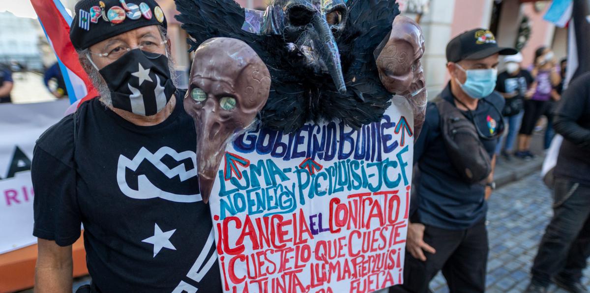 Manifestantes protestan frente a La Fortaleza en rechazo a la extensión del contrato de LUMA Energy