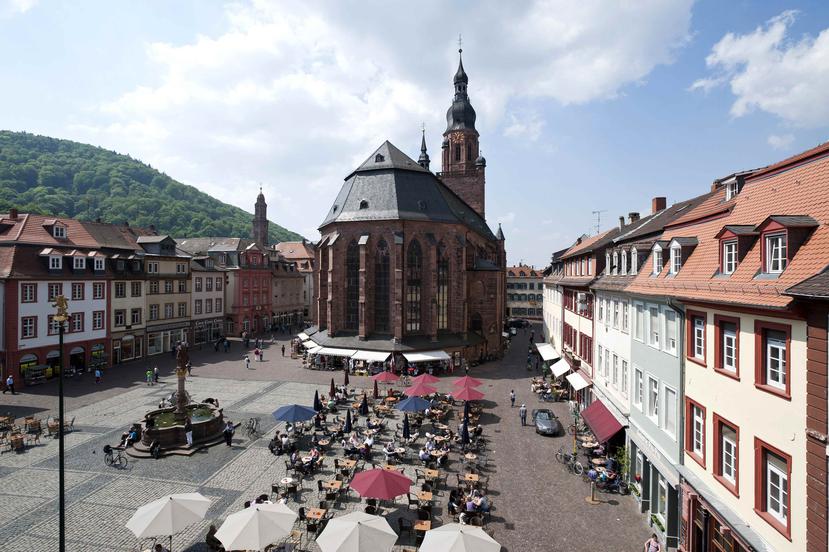La estructura de la Iglesia del Espíritu Santo domina el horizonte del centro histórico de Heidelberg por su fachada. (Philipp Rothe/Suministrada)