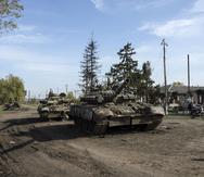 Tanques rusos permanecen abandonados en una carretera rural en el poblado liberado de Kupiansk.
