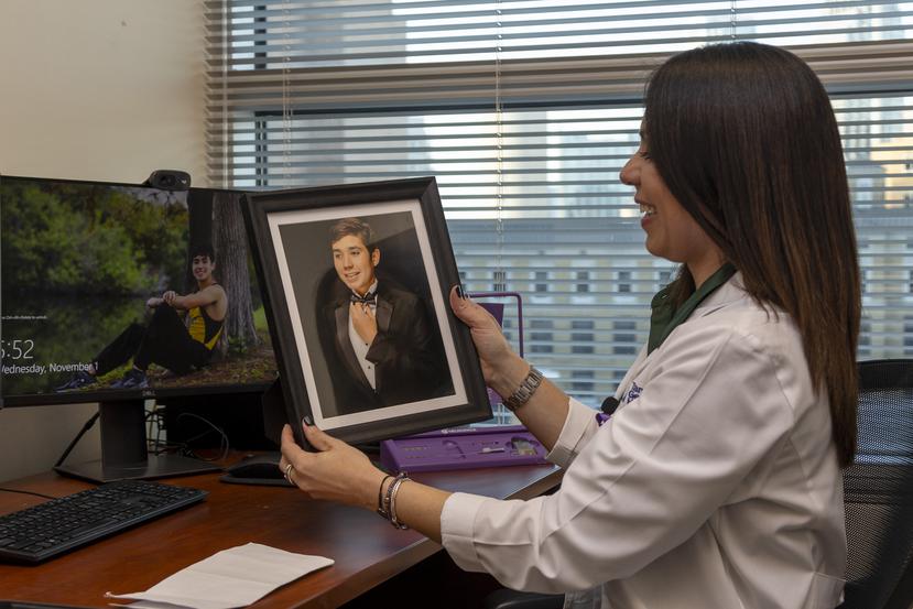 La doctora Angélica Rivera Cruz muestra una foto de su hijo Sebastián.