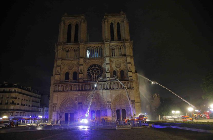 Bomberos parisinos intentan apagar el fuego en la catedral de Notre Dame. (AP)