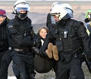 Oficiales de policía alejan a la activista climática sueca Greta Thunberg del borde de la mina de lignito a cielo abierto Garzweiler II durante una acción de protesta de activistas climáticos después de la limpieza de Luetzerath, Alemania