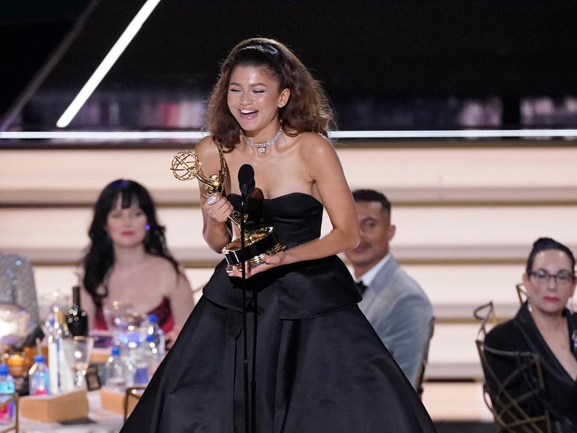 Zendaya recibe el Emmy a mejor actriz en una serie de drama por "Euphoria" en la 74a entrega de los Premios Emmy.