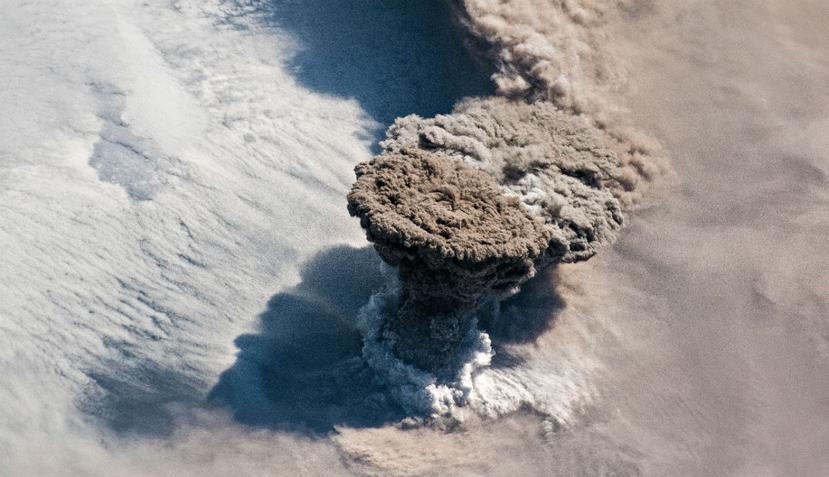 La nube de gases volcánicos alcanzó una altura de al menos ocho millas (NASA Earth Observatory).