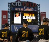 Los integrantes de los Pirates y los Mets vistieron el número 21 de Roberto Clemente, incluyendo a los boricua Francisco Lindor, Edwin “Sugar” Díaz, Tomás Nido, Alex Claudio, Seth Lugo y el coach Joey Cora.