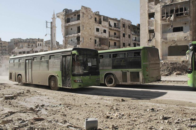 Convoy de autobuses que evacúan a civiles del este de la ciudad de Alepo, Siria. (Archivo/EFE)