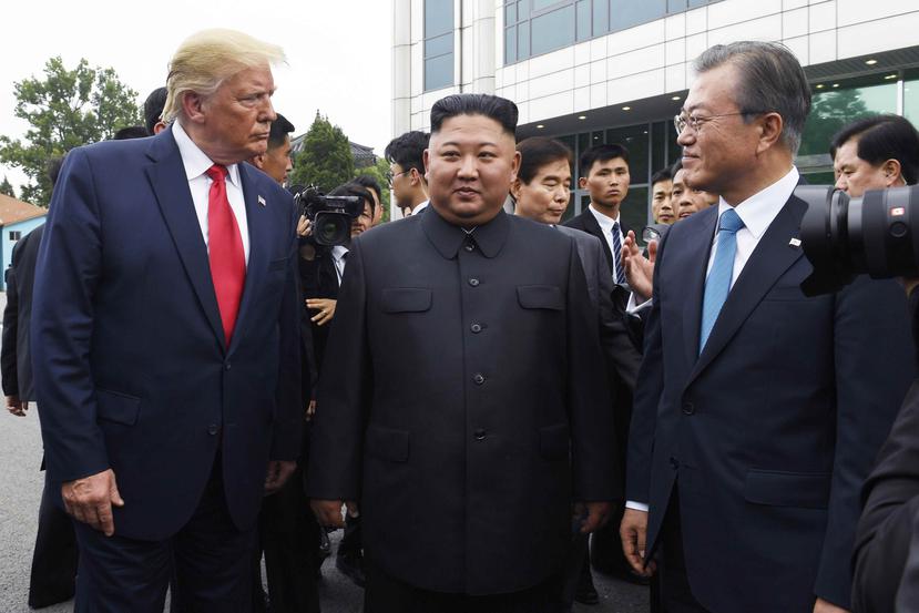 El presidente de Estados Unidos, Donald Trump (izquierda), se reúne con el líder de Corea del Norte, Kim Jong Un, y el presidente de Corea del Sur, Moon Jae-in (derecha). (AP)