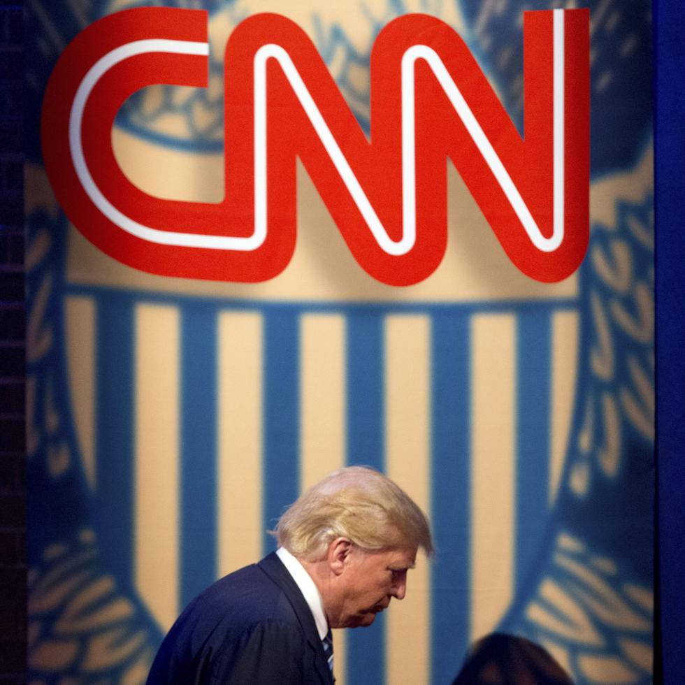 El entonces candidato republicano a la presidencia Donald Trump llega para un evento público de CNN en la Universidad de Carolina del Sur, en Columbia, Carolina del Sur, el 18 de febrero de 2016. (AP Foto/Andrew Harnik, archivo)