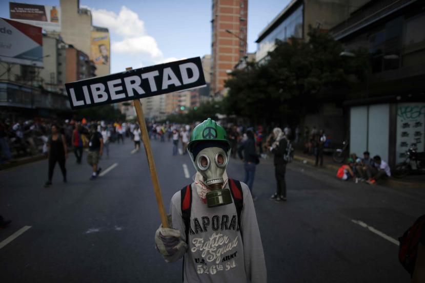 Uno de los manifestantes en Caracas. (AP)