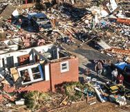 Una foto aérea muestra a personas que comienzan a recuperarse después de que un tornado el pasado 10 de diciembre causó la destrucción generalizada de hogares y negocios en Dawson Springs, Kentucky.