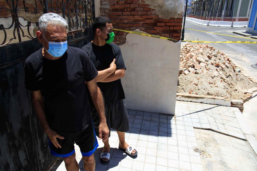 Gerardo Rodríguez Torres (izquierda) y su hijo, Edwin Torres Rodríguez, narran cómo vivieron el temblor del sábado. (GFR Media / Ramón “Tonito” Zayas)