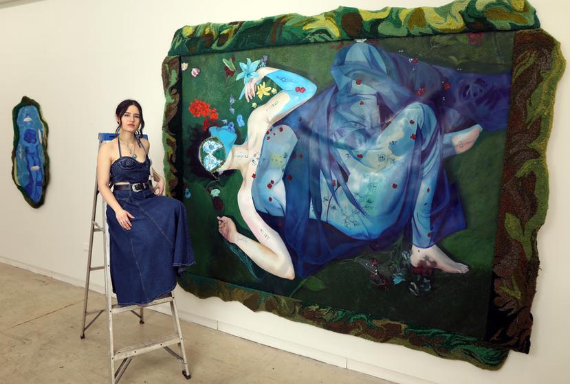 Isabella Mellado junto a una delas obras que se exhibirá en la exposición que se presenta en la galería Walter Otero Contemporary Art.