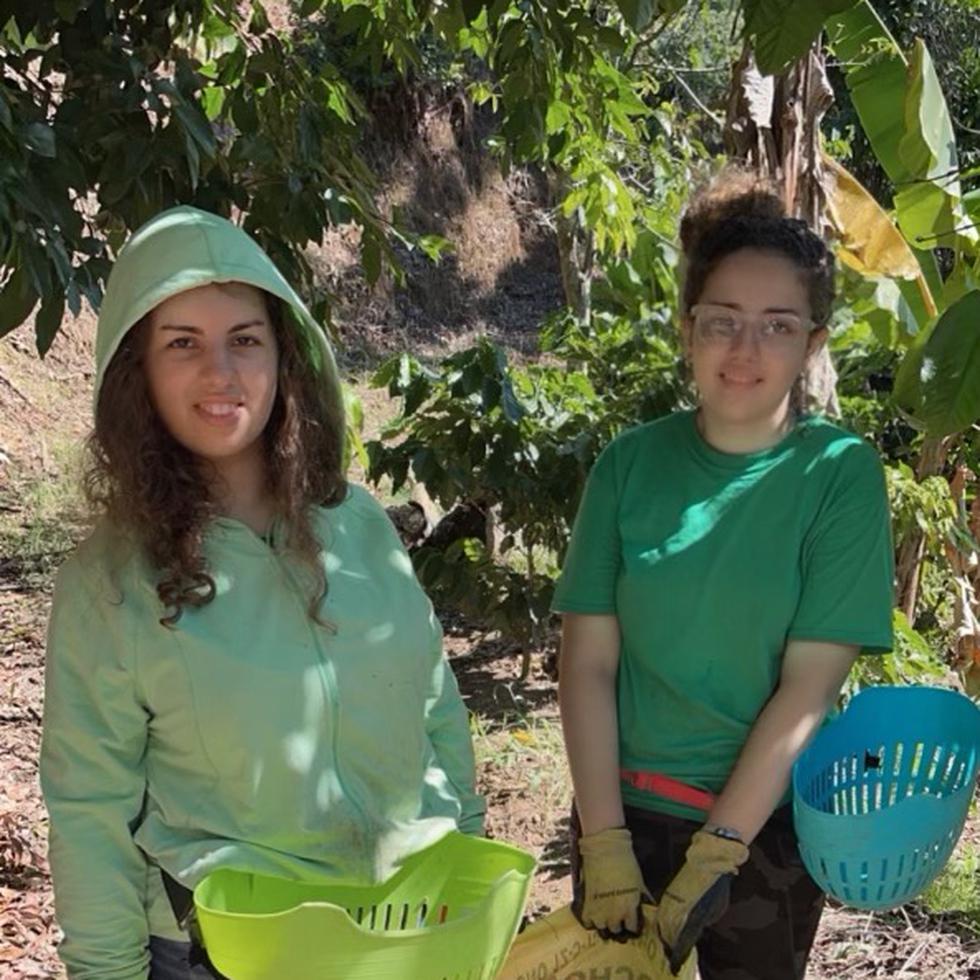 Ariana Vanessa Rodríguez, a la izquierda, junto con su hermana, también agricultora, Emilyrose Rodríguez.