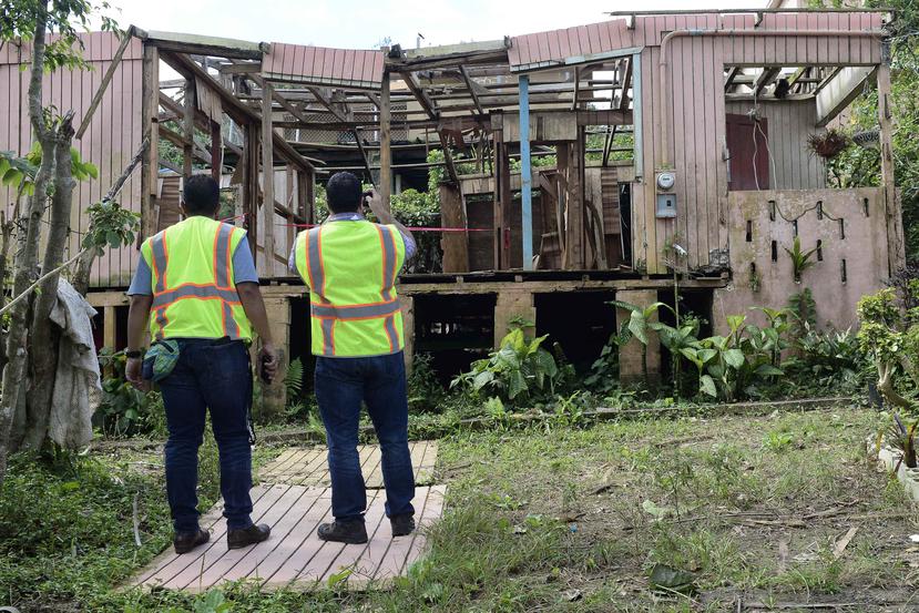 Empleados de FEMA evalúan una residencia en Aibonito. (GFR Media)