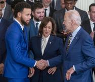El presidente de EE.UU., Joe Biden (d), saluda a la estrella de los Golden State Warrior Stephen Curry (i), en una fotografía de archivo. EFE/Shawn Thew