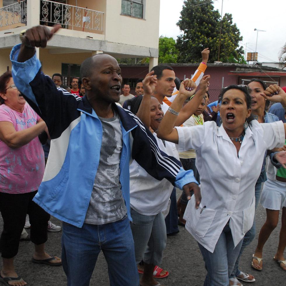 Varias personas gritan durante una protesta en La Habana (Cuba). EFE/ROLANDO PUJOL/Archivo

