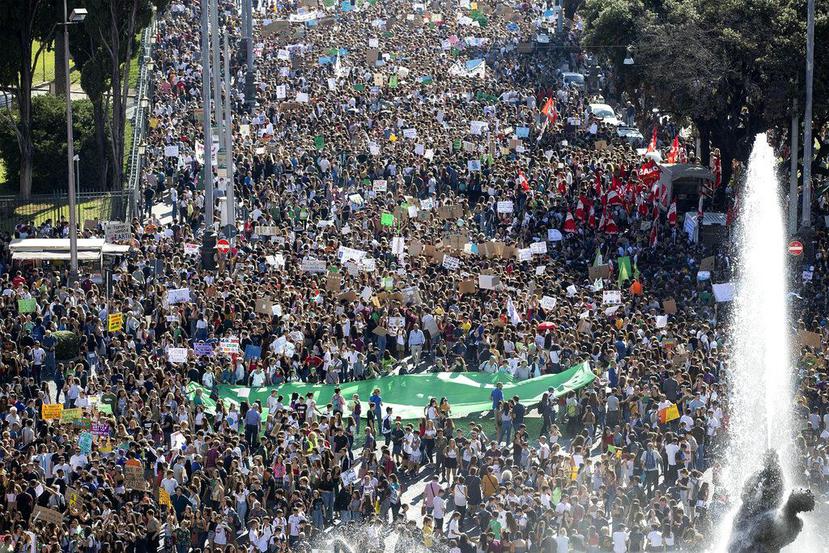 Miles de estudiantes se manifiestan durante una jornada mundial de protestas contra el cambio climático en Roma, Italia. (Massimo Percossi/ANSA vía AP)