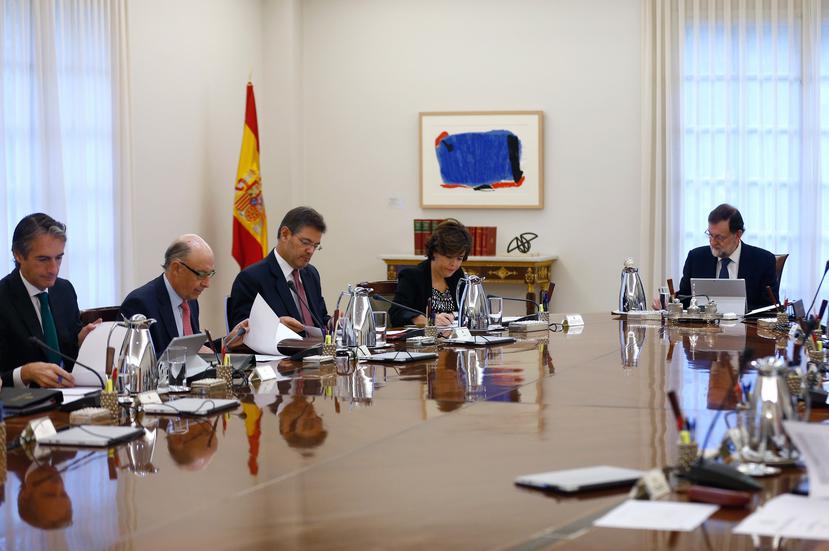 Vista general de la reunión extraordinaria del Consejo de Ministros que estudió las medidas de respuesta del Estado a la declaración y posterior suspensión temporal de independencia de Cataluña. (EFE)