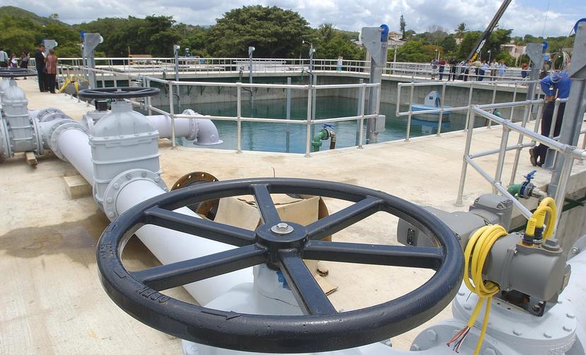 La Autoridad de Acueductos y Alcantarillados ha recurrido a mover generadores eléctricos de una instalación a otra para suplir agua potable a sus clientes. (Archivo / GFR Media)