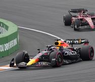 Max Verstappen, de Red Bull, lidera a Charles Leclerc, de Ferrari, durante la carrera del pasado domingo.