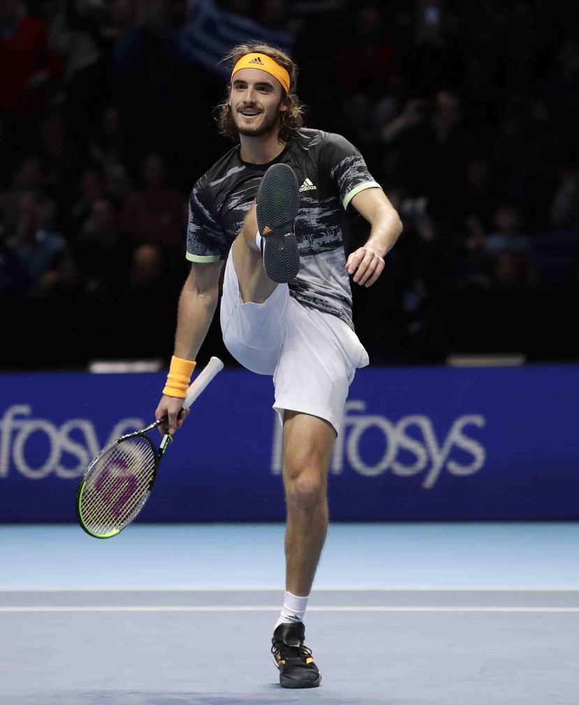 Tsitsipas celebra tras ganar ganar su partido contra Roger Federer en semifinales del Masters de la ATP en Londres. (AP/Kirsty Wigglesworth)