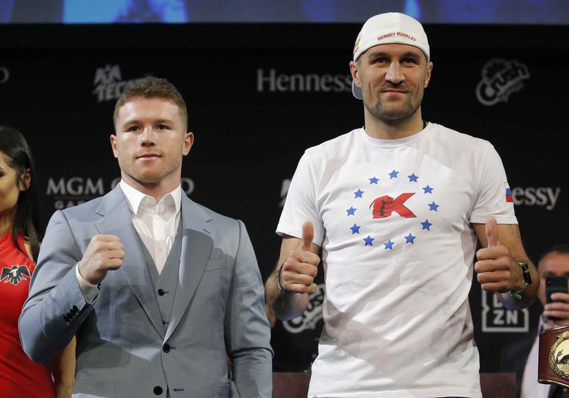 El ruso Sergey Kovalev (derecha) y Saúl "Canelo" Álvarez posan para fotos en una rueda de prensa en Las Vegas. (AP/John Locher)