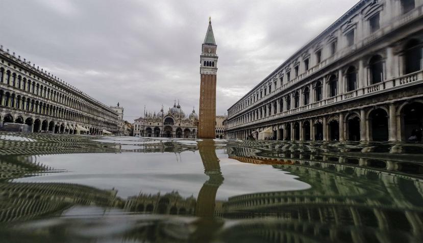 El nivel del agua volvió a subir el viernes en Venecia, donde la marea está alcanzando niveles excepcionales (AP).