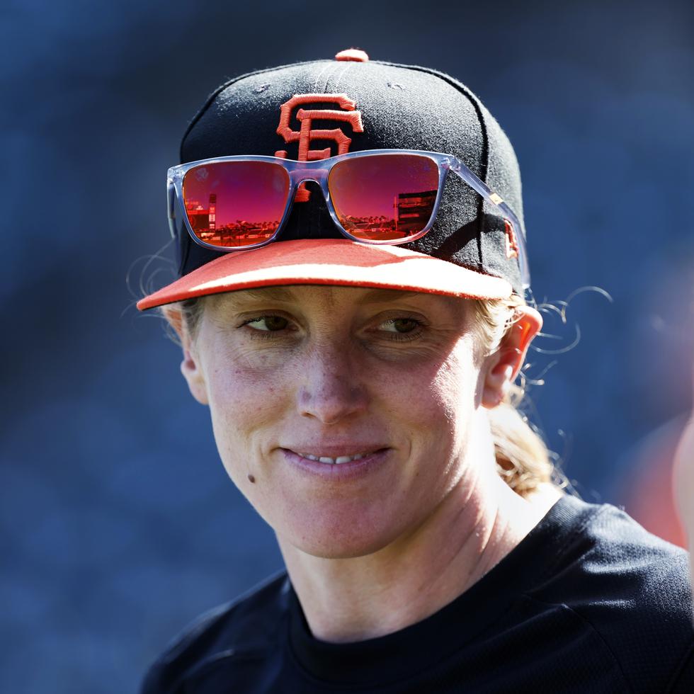 Alyssa Nakken se convirtió en 2022 en la primera mujer en ser coach en primera base con los Giants.