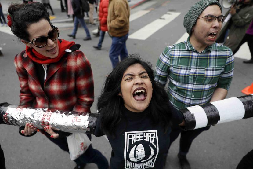 En esta fotografía de archivo del 28 de febrero de 2018, manifestantes gritan mientras bloquean una intersección afuera de las oficinas del Servicio de Inmigración y Control de Aduanas de los Estados Unidos en San Francisco. (AP)
