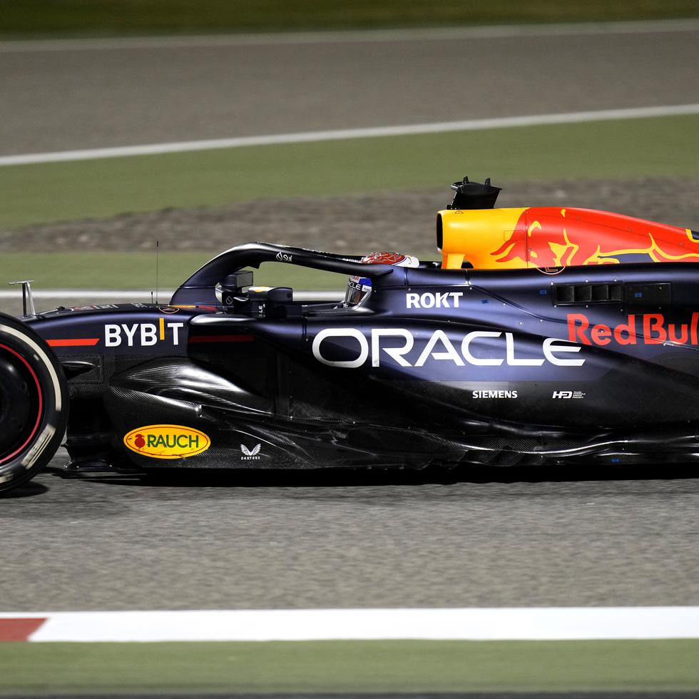 El holandés Max Verstappen piloto de Red Bull maniobra su monoplaza durante el Gran Premio de Bahrein.